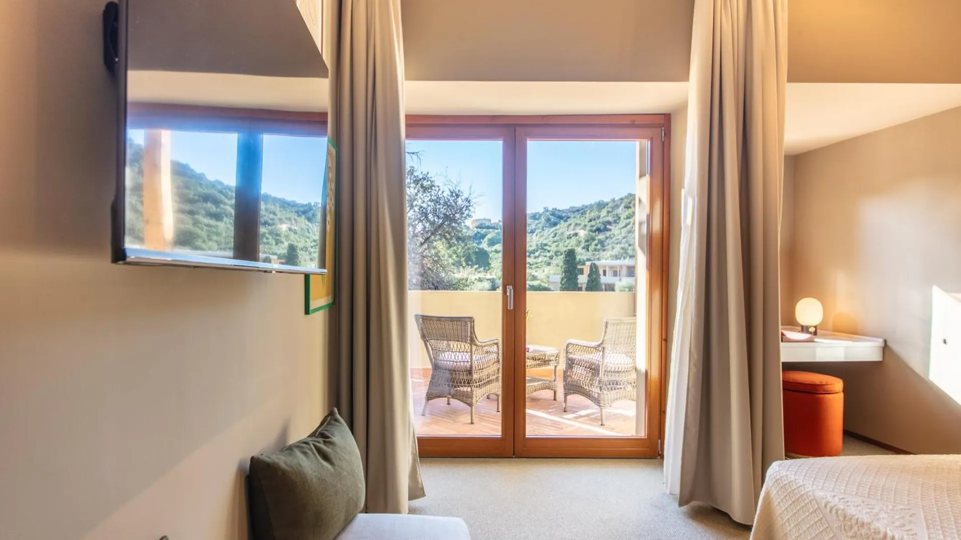 Is Molas Resort بولا
